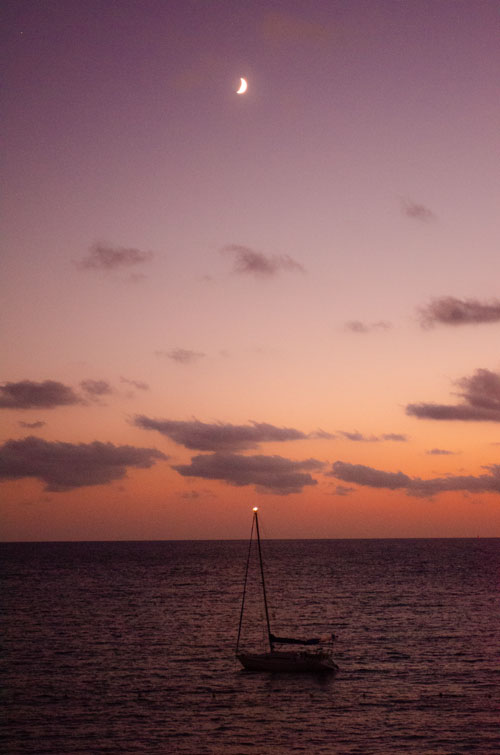 Bild mit Segelschift im Sonnenuntergang